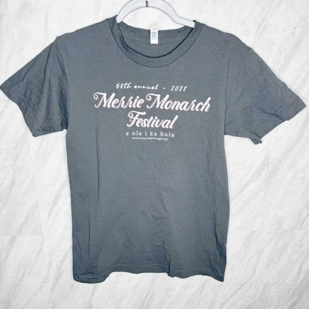 Merrie Monarch 2021 Gray Short Sleeve Tee Small